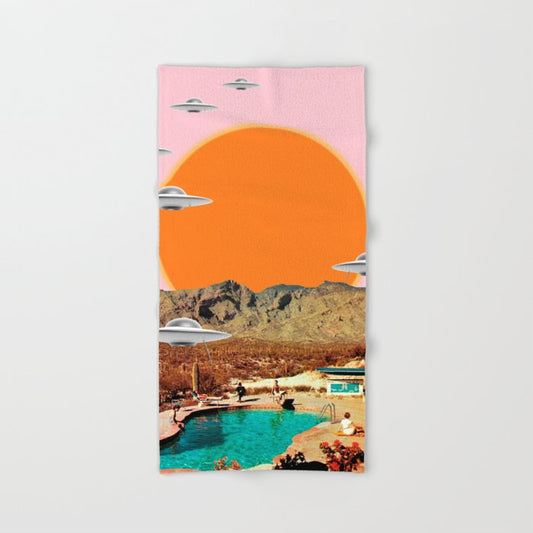 They've arrived! (UFO) Bath Towel Gallery Image 2